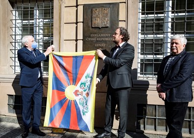Tibetská vlajka opět zavlála na budově Senátu